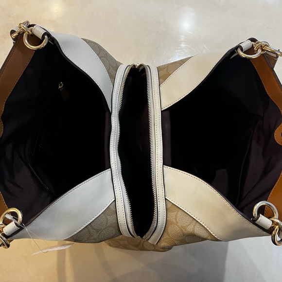 Coach Lexy - Picture 2 of 5